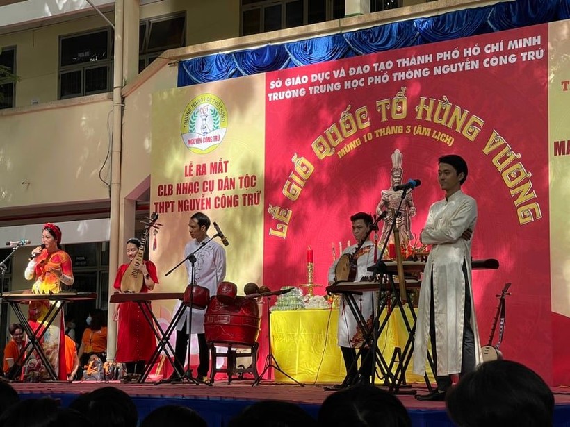 Biểu diễn nhạc cụ dân tộc tại Trường THPT Nguyễn Công Trứ nhân dịp Giỗ Tổ Hùng Vương.