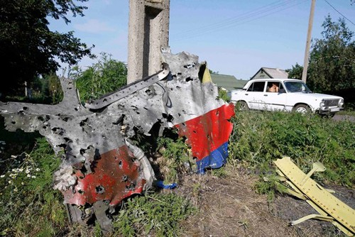 Một phần xác máy bay MH17 tại hiện trường vụ tai nạn. Ảnh: Reuters