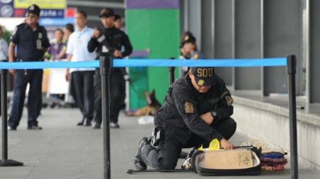 Cảnh sát đang lục soát một va li hành lý “vô chủ” ở cổng đi tại sân bay quốc tế Manila ngay sau khi nhóm đánh bom bị bắt ngày 1/9. Ảnh: AFP