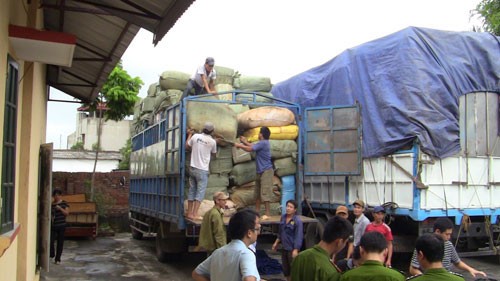 Lực lượng chức năng bắt giữ 8 ô tô chở hơn 100 tấn hàng lậu đêm 31/8. Ảnh: Quang Hùng