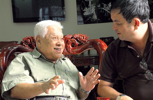 GS TS Cao Minh Thì (trái) trao đổi với bác sĩ Hoài Nam. Ảnh: Hoàng Thạch Vân