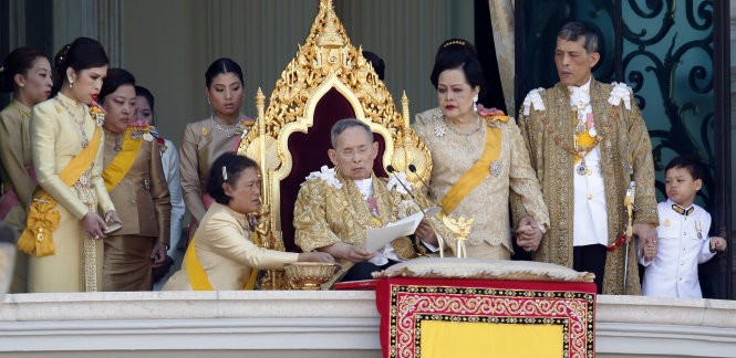 Nhà vua lại nhập viện, Thái Lan nhức nhối chuyện kế vị
