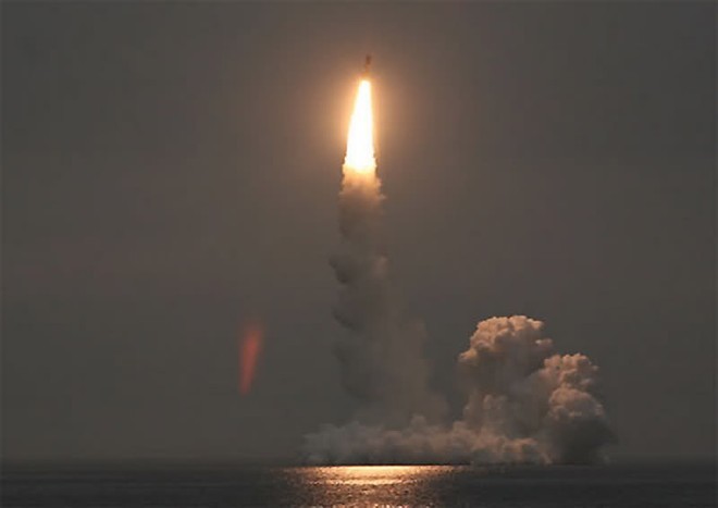 Vụ phóng tên lửa đạn đạo Bulava của Nga ngày 28/6/2011. Ảnh: Russiadefence