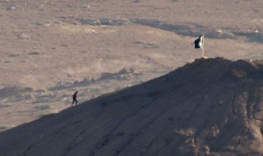 IS cắm cờ đen tại thị trấn Kobani (Syria) sát biên giới với Thổ Nhĩ Kỳ. Ảnh: Reuters