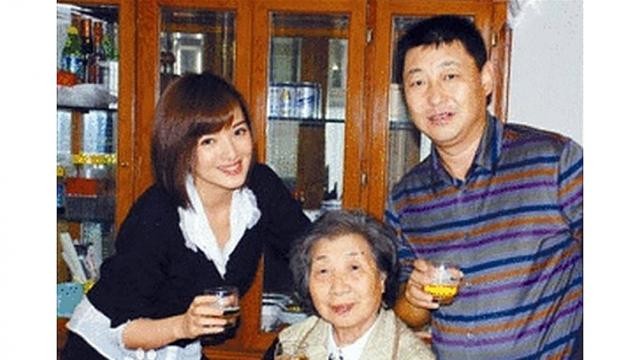 Vợ chồng Tập Viễn Bình và Trương Lan Lan chụp ảnh với người mẹ Tề Tâm.