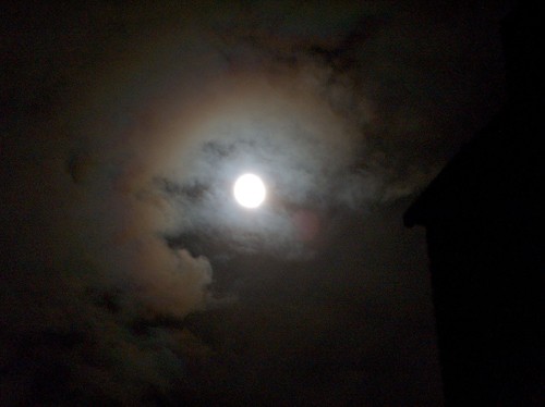 Bí ẩn hiện tượng “trăng quầng trời hạn“