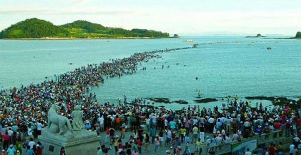 Kỳ lạ biển “bỗng dưng” tách đôi ở Hàn Quốc