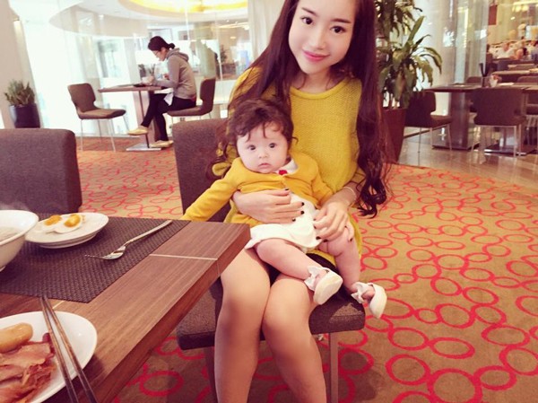 Elly Trần đi công tác vẫn mang con theo để chăm sóc