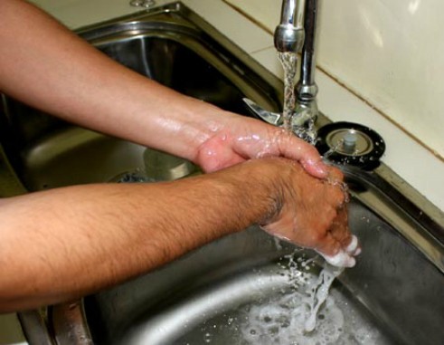 Do thường xuyên tiếp xúc với bệnh nhân, bàn tay của nhân viên y tế rất dễ nhiễm khuẩn nếu không rửa tay đúng cách. Ảnh: Thiên Chương