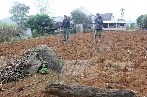 Ngôi mộ đá khổng lồ hiện vẫn còn dưới lòng đất, trong vườn nhà anh Bùi Văn Tuấn
