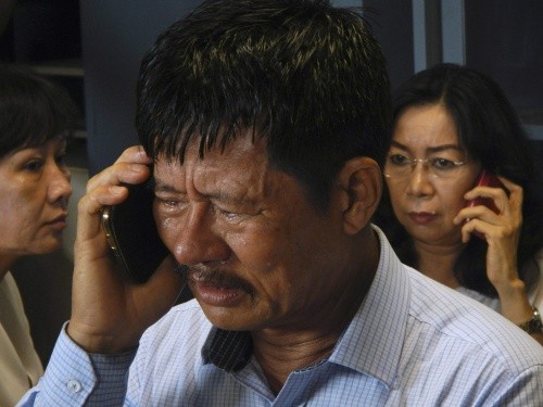 Thân nhân hành khách QZ8501 tuôn rơi nước mắt