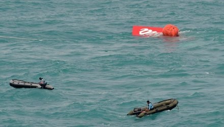 Lực lượng cứu hộ tại địa điểm trục vớt phần đuôi chiếc máy bay QZ8501 gặp nạn