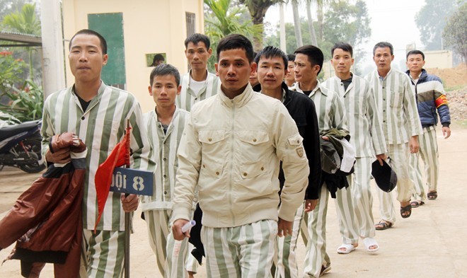 Các phạm nhân trở về nơi giam giữ sau buổi lao động ngày giáp Tết. Ảnh: Việt Đức.