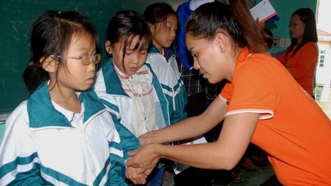 Phương mang áo khoác tặng học sinh nghèo vùng biên giới Minh Hóa (Quảng Bình) Ảnh: Q.Nam