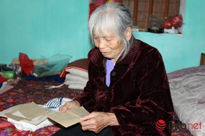 Bà Nguyễn Thị Gái (80 tuổi) mẹ của liệt sĩ Gạc Ma rưng rưng cầm kỷ vật của con.