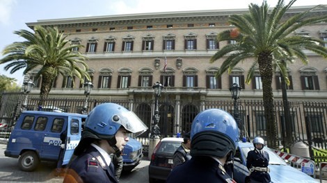 Cảnh sát đứng trước Đại sứ quán Mỹ tại thủ đô Rome của Ý. Ảnh: AFP