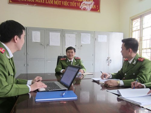 Đại úy Đặng Mạnh Cường - Đội trưởng Đội CSĐT TP về TTXH CAQ Nam Từ Liêm trao đổi nghiệp vụ với CBCS