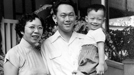 Hai vợ chồng ông Lý Quang Diệu và con trai Lý Hiển Long.