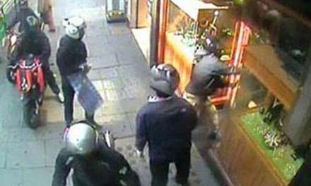 Một băng cướp đột nhập cửa hàng kim hoàn trên đường Brompton, London ngay giữa ban ngày được camera ghi lại.