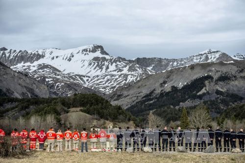 Lực lượng cứu hộ Pháp dự lễ tưởng niệm các nạn nhân vụ tai nạn máy bay tại Le Vernet, miền nam Pháp ngày 28/3. Ảnh: AFP/ TTXVN