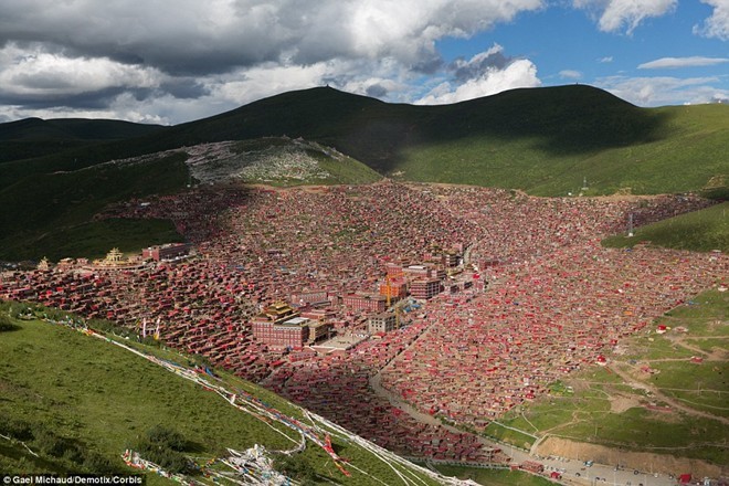 Cuộc sống trong làng Phật giáo lớn nhất thế giới