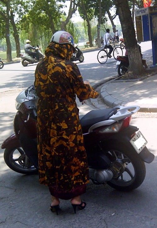 Hiểm nguy rình rập khi mặc áo chống nắng đi xe máy