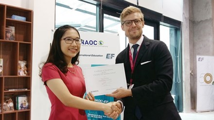 Ông Anders Lundholm, Giám đốc điều hành EF Việt Nam trao học bổng cho sinh viên Phan Trâm Anh (trái ảnh). Ảnh: NVCC.