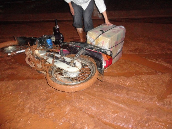 Đắk Lắk: Tỉnh lộ 8 biến thành đầm lầy, xe ngã liên tục