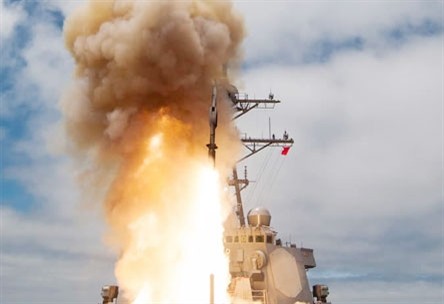 Một tên lửa SM-6 rời bệ phóng trên khu trục hạm USS John Paul Jones trong một đợt thử nghiệm. Ảnh: Raytheon