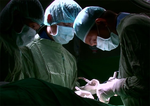 Bệnh nhân thoát khỏi cảnh hoại tử chân nhờ các bác sĩ phẫu thuật điều trị huyết khối tĩnh mạch sâu. Ảnh: Thiên Chương