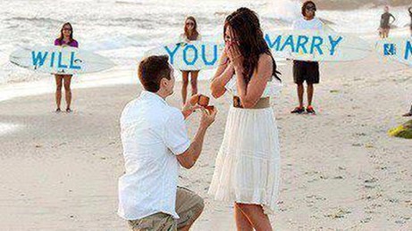 Chàng trai cầu hôn cô gái lãng mạn bên bờ biển