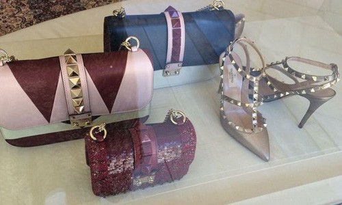 Túi xách, giày xép xa xỉ trưng bày trong một cửa hàng ở khu Kifissia. Ảnh: BBC.