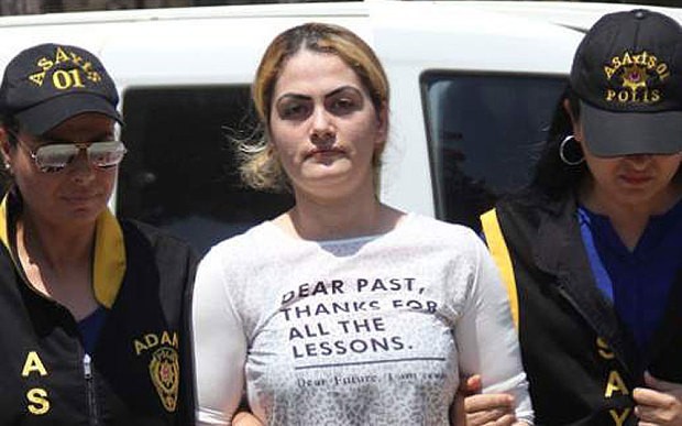 Hai nữ cảnh sát áp giải nghi can Cilem Karabulut. Ảnh: OLAY