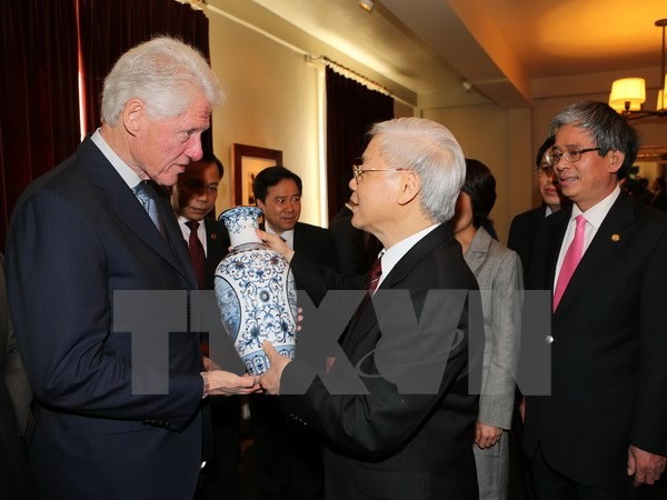 Tổng Bí thư Nguyễn Phú Trọng tặng quà lưu niệm cho Cựu Tổng thống Hoa Kỳ Bill Clinton. Ảnh: Trí Dũng/TTXVN