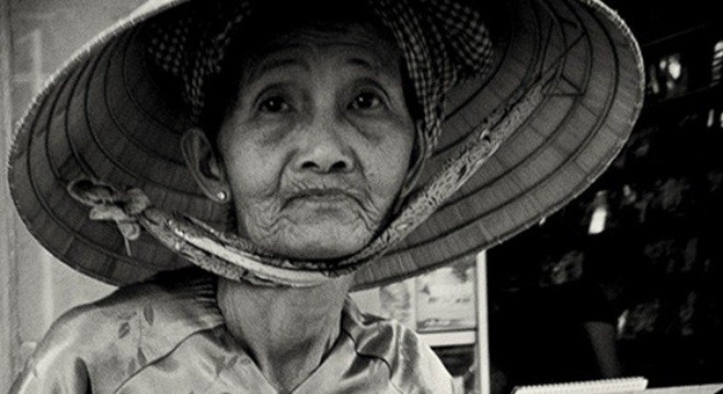 Lời xin lỗi bà lão bán vé số và câu chuyện dạy con của người mẹ Việt