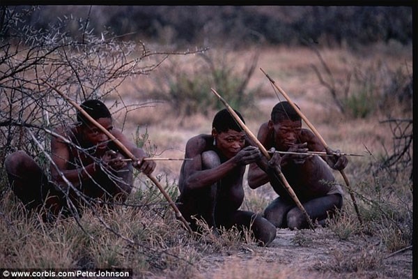 Ngày nay người dân của bộ tộc Khoisan vẫn sống bằng hoạt động săn thú và hái lượm. Ảnh: Corbis
