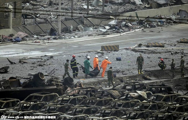 Cảnh tìm người mất tích tại hiện trường vụ nổ ở Thiên Tân