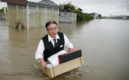 Người dân Nhật Bản vất vả đối phó với lũ lụt. Ảnh: AP