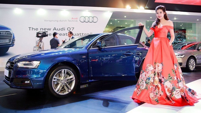 Á hậu Dương Tú Anh khoe nhan sắc lộng lẫy bên Audi A4