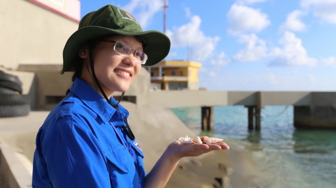 Nguyễn Đào Phương Thúy - 1 trong 10 thanh niên VN tiêu biểu - được chọn ra thăm đảo Trường Sa năm 2015. Ảnh: P.TH