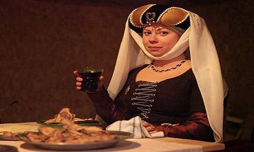 Những người giàu có ở châu Âu thời Trung Cổ chuộng dùng đồ gốm sứ tráng men trong các bữa ăn. Ảnh: Life in a Medieval Castle.