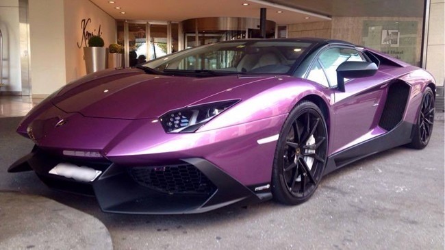 Siêu xe Lamborghini Aventador màu tím độc đáo