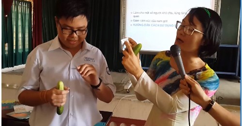 Phương pháp dạy giáo dục giới tính cho học sinh bằng... dưa chuột của cô giáo Bùi Thị Kiều đang nhận được nhiều sự quan tâm của dư luận. (Ảnh cắt từ clip. Nguồn: Tuổi trẻ)