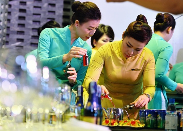 Tiếp viên Vietnam Airlines pha chế cocktail phục vụ hành khách