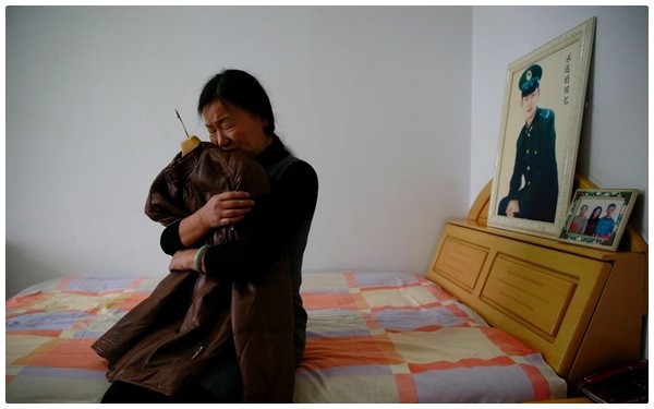 Zheng đang ôm chiếc áo khoác mà con trai mình thích nhất.