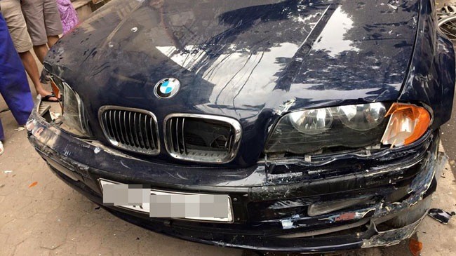 Hà Nội: Thợ lái xe BMW của khách lao lên vỉa hè, đâm 2 ô tô