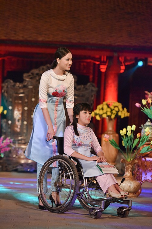Áo dài Việt được tôn vinh nhờ dàn “mẫu” khuyết tật