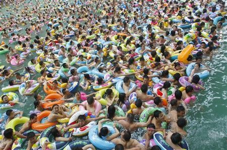 Người dân Trung Quốc chen chúc tại mội bãi biển.