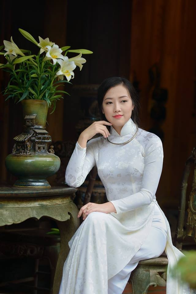 Tan chảy vì thiếu nữ Hà Nội chụp ảnh áo dài bên hoa loa kèn