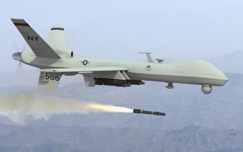Một phi cơ không người lái phóng rocket tiêu diệt mục tiêu. Ảnh: dronewars.net.